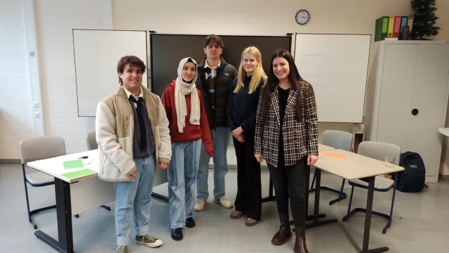 Foto 1: Siegerehrung im Rahmen des schulinternen Wettbewerbs (von links nach rechts): Niklas Völkel, Sara Boudnib, Katharina Schmitt, Moritz Reinhardt, Frau Gezgin