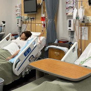 Foto zeigt Blick in ein Simulationszentrum in den USA mit Dummies und realer Krankenstation